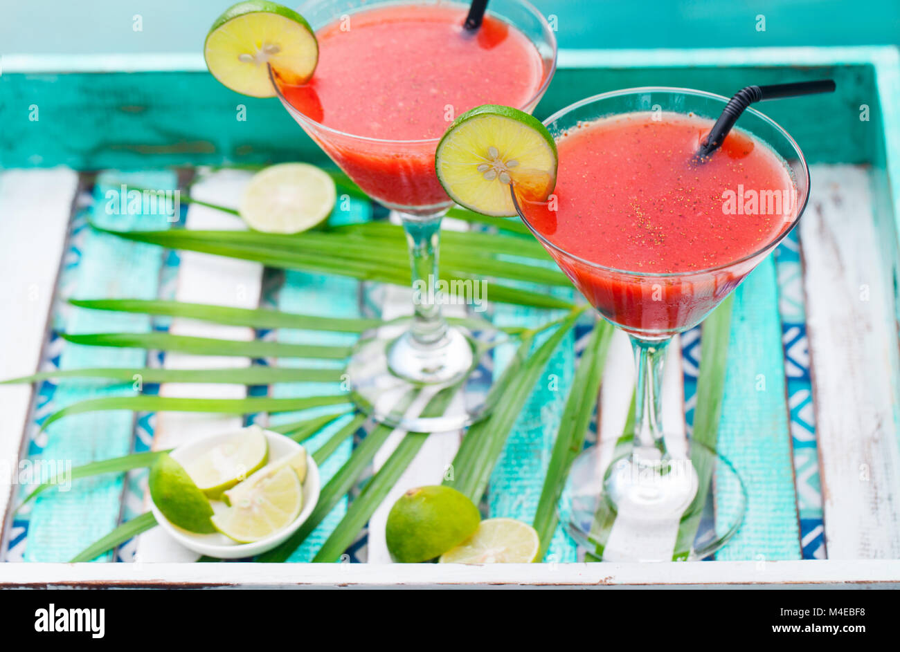 Strawberry Margarita Cocktail mit palm leaf Stockfoto