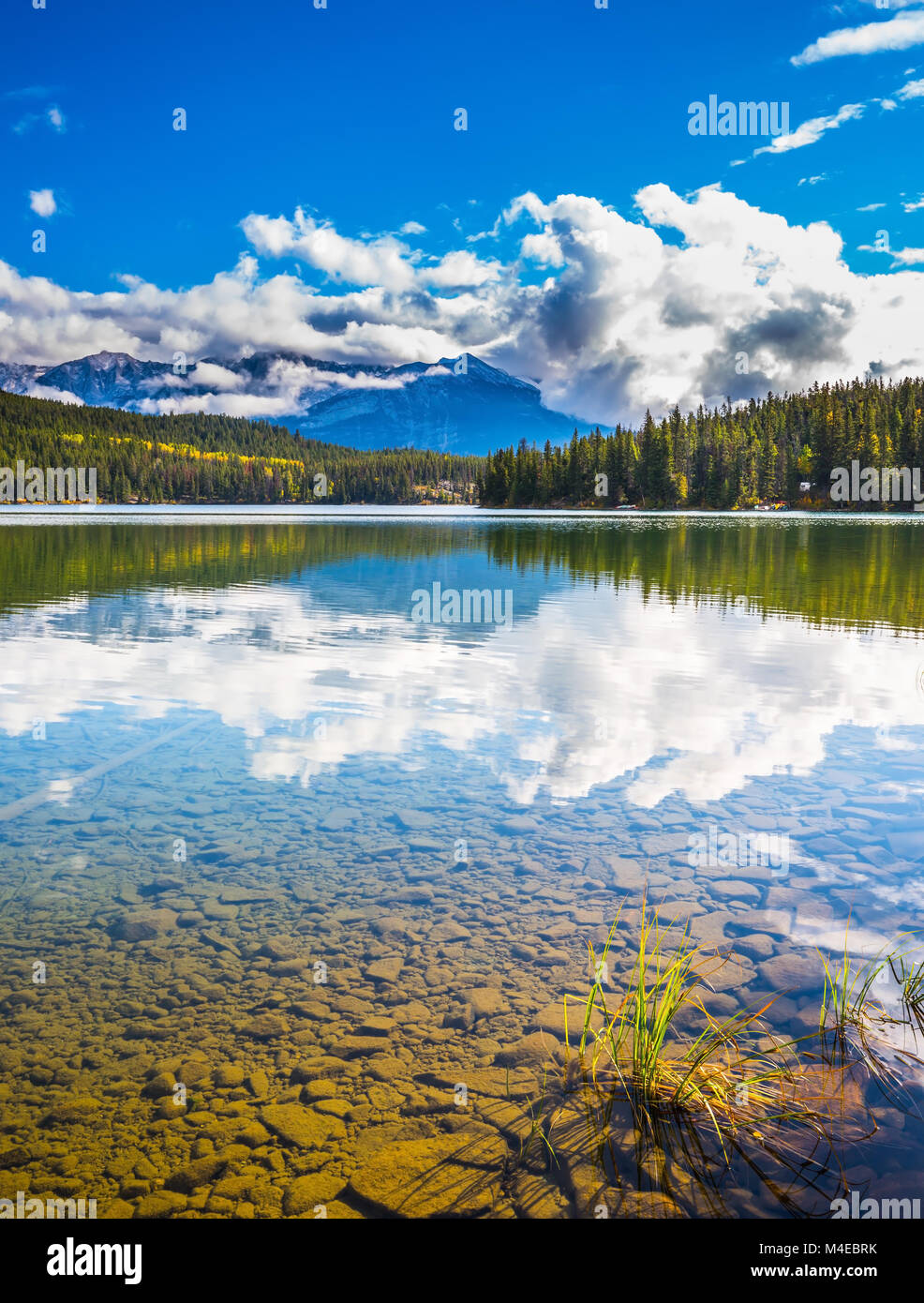 Klar Pyramid Lake spiegelt die Wolken Stockfoto