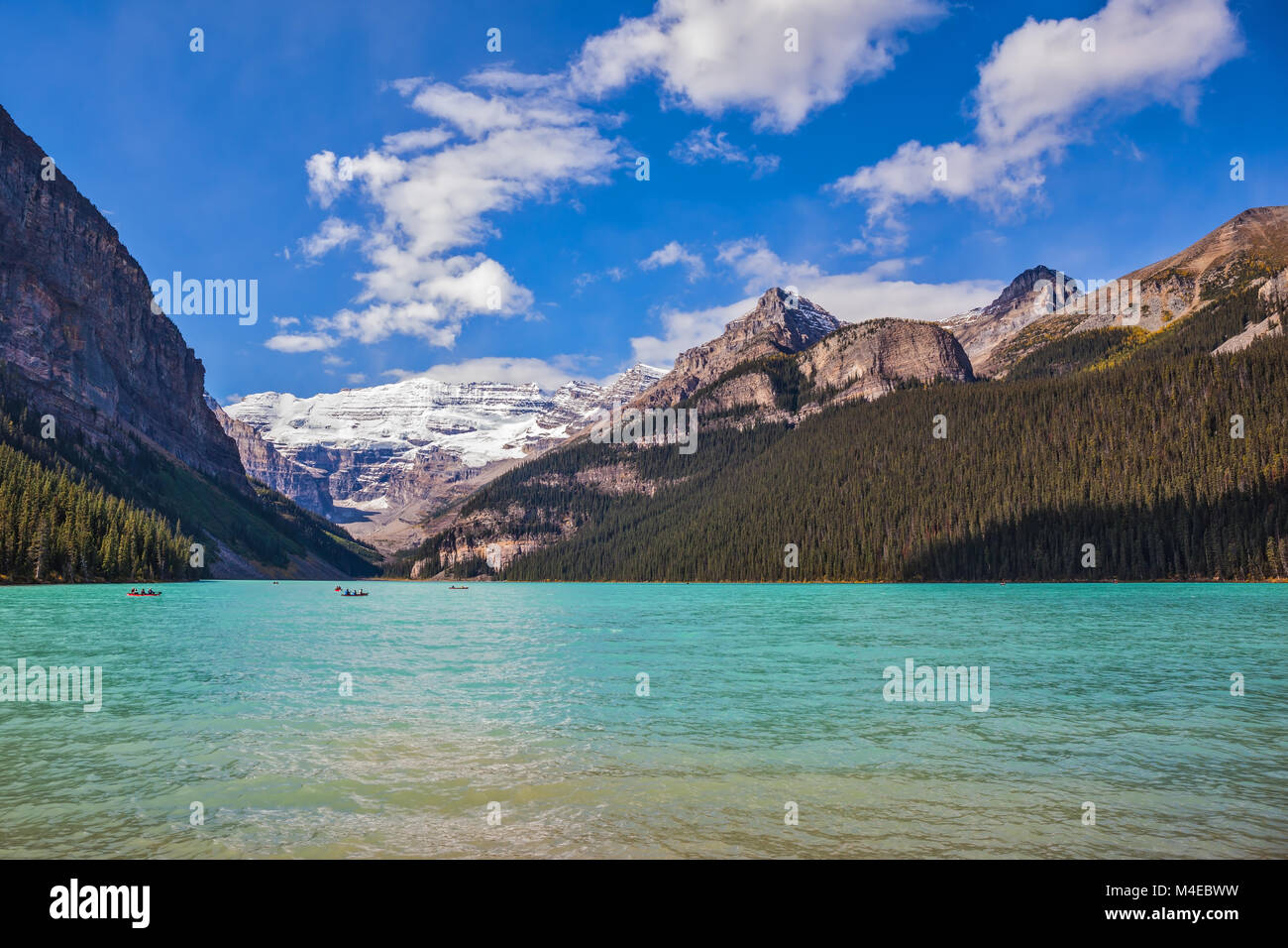 Lake Louise mit smaragdgrünem Wasser Stockfoto