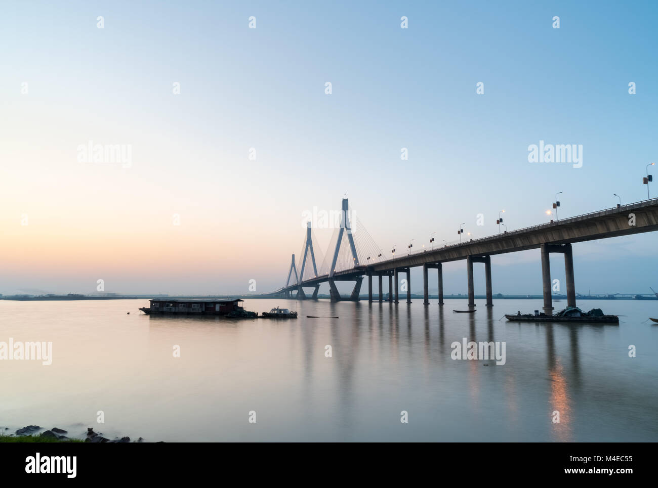 Dongting Lake Bridge im Sonnenuntergang Stockfoto