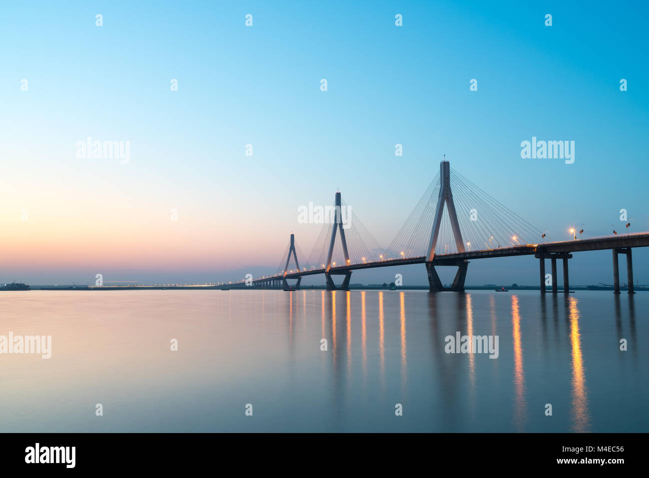 Dongting Lake Bridge im Sonnenuntergang Stockfoto