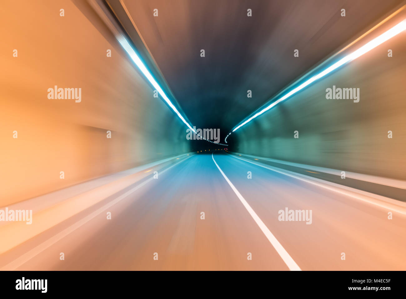 Tunnel Bewegungsunschärfe Stockfoto