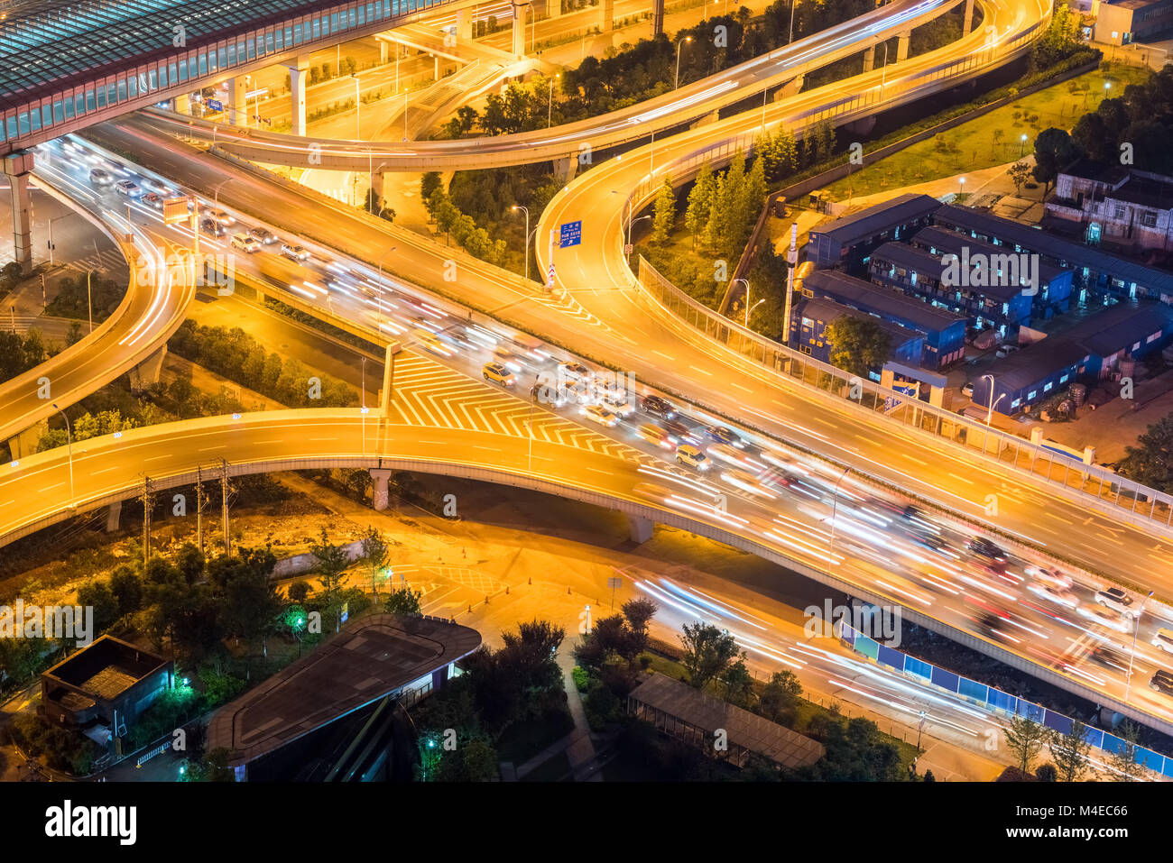 Nahaufnahme der Überführung in der Nacht Stockfoto