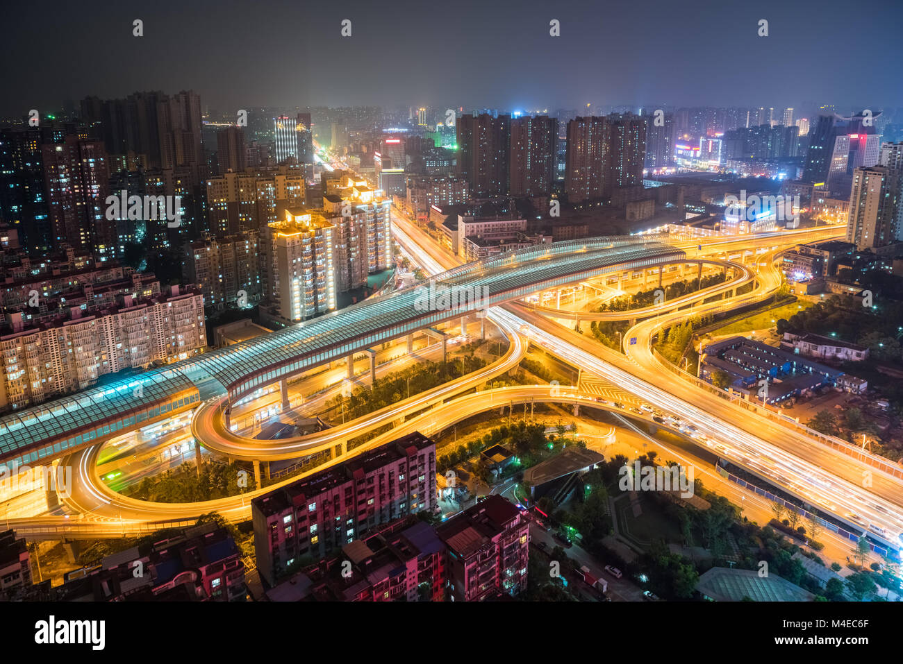 Wuhan Überführung bei Nacht Stockfoto