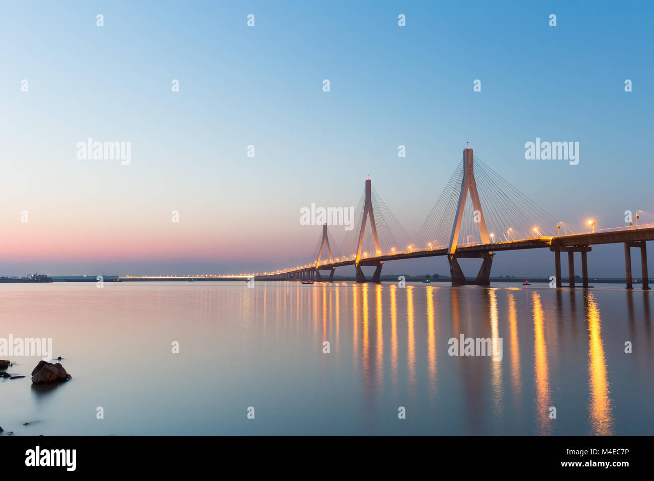 Schrägseilbrücke in Nightfall Stockfoto