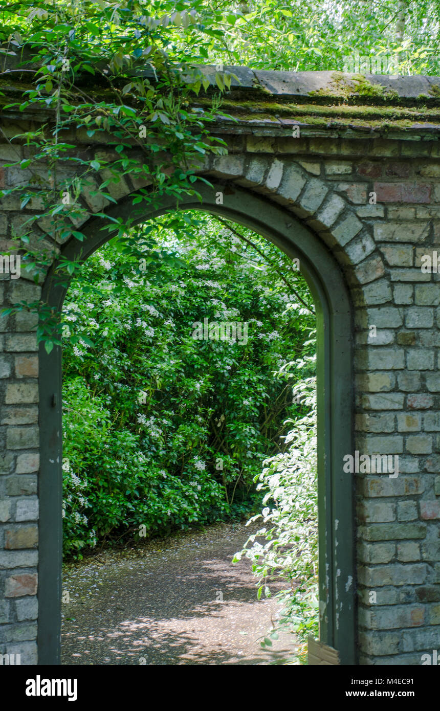 Gewölbter garteneingang Fotos und Bildmaterial in hoher Auflösung Alamy