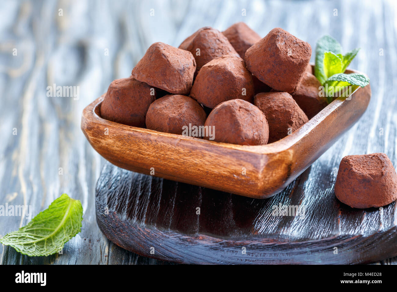 Süßigkeiten Schokolade in Kakaopulver. Stockfoto