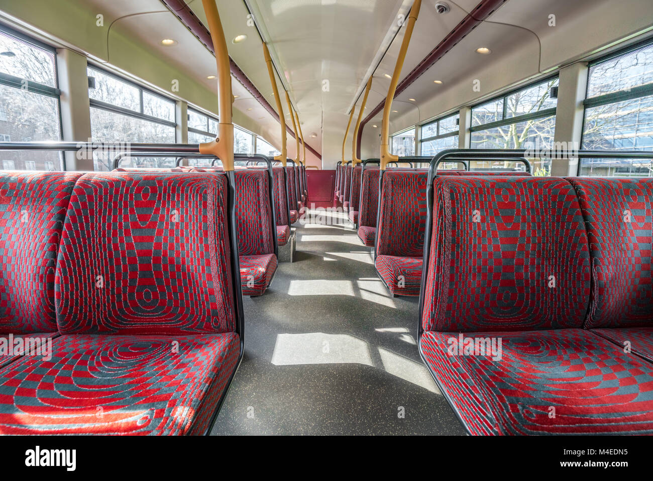 Leere Sitze in Double Decker Bus Stockfoto