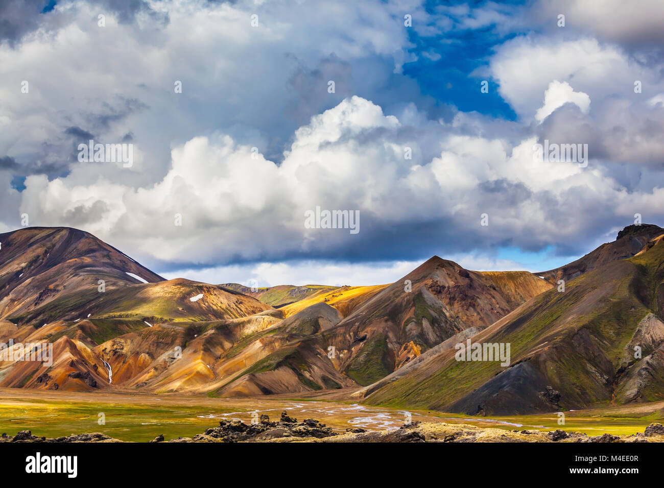 Mehrfarbige rhyolith Berge der Juli Sonne beleuchtet Stockfoto