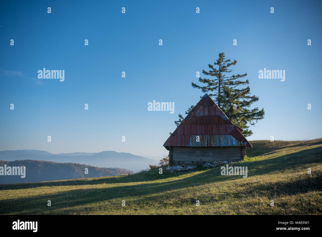 Verlassene Hütte in den Bergen, Sarajevo, Bosnien und Herzegowina Stockfoto