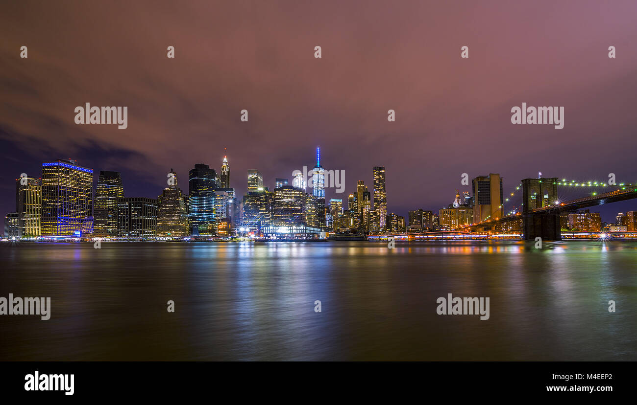 Downtown Manhattan Skyline bei Nacht Stockfoto