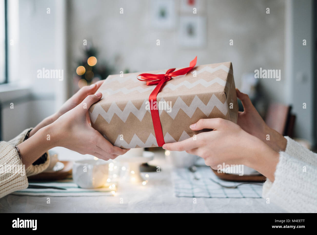 Frau ihrer Freundin einen verpackt Weihnachten Geschenk Stockfoto