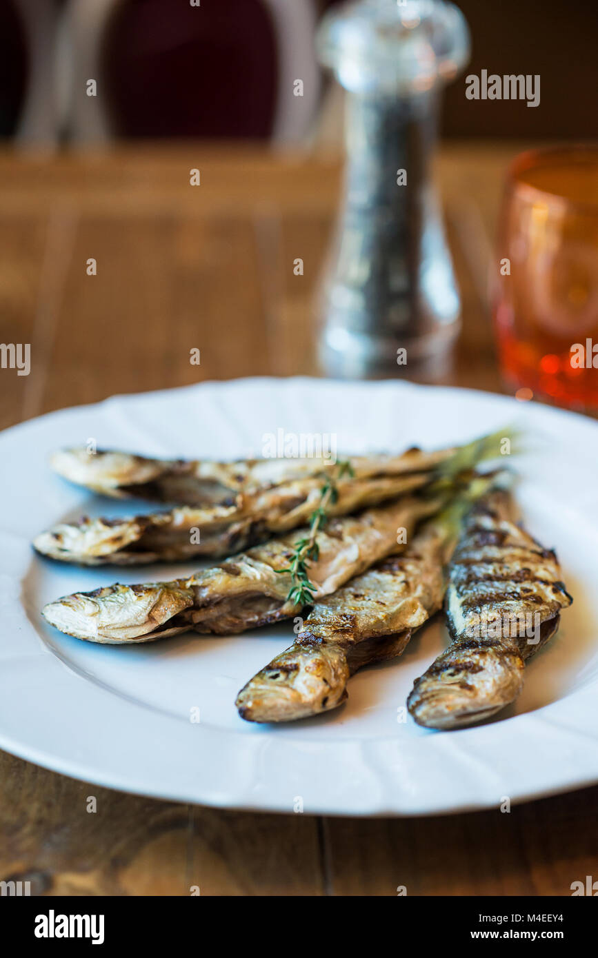 Platte mit gebratenem Fisch Stockfoto