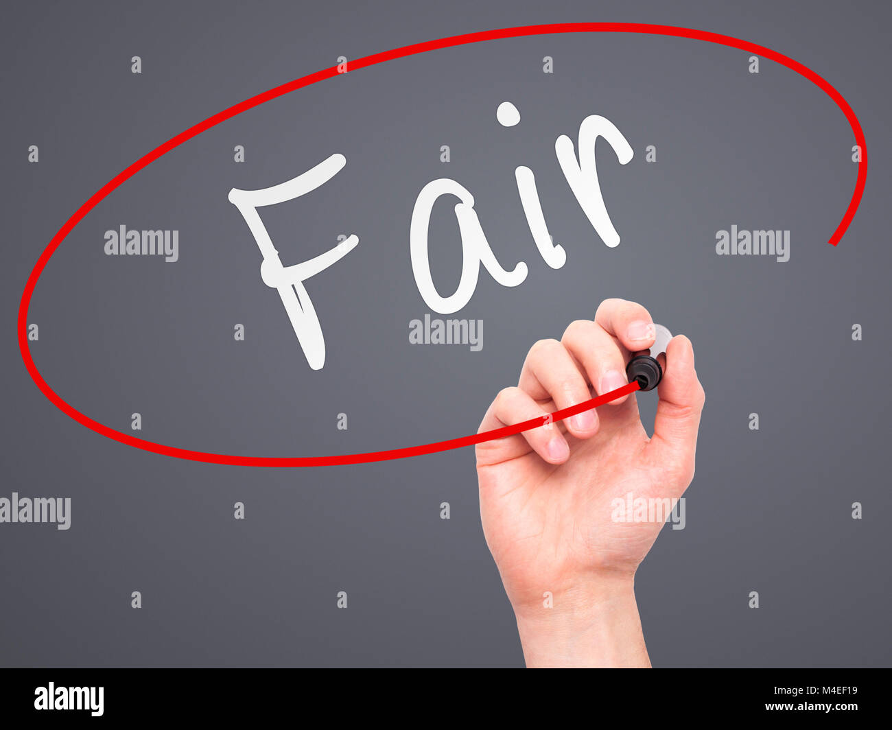 Mann Hand schreiben Fair schwarz mit Marker auf visuelle Bildschirm Stockfoto