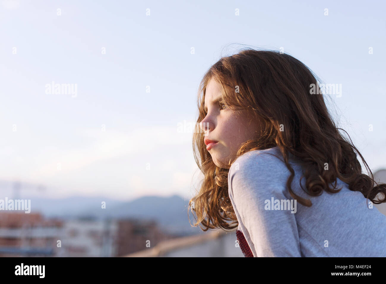 Porträt eines Mädchens, das sich die Aussicht ansieht, Granada, Andalusien, Spanien Stockfoto