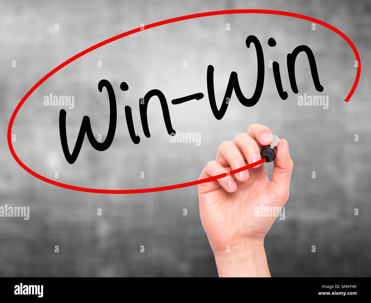 Mann Hand schreiben Win-Win mit schwarzem Marker auf visuelle Bildschirm. Stockfoto