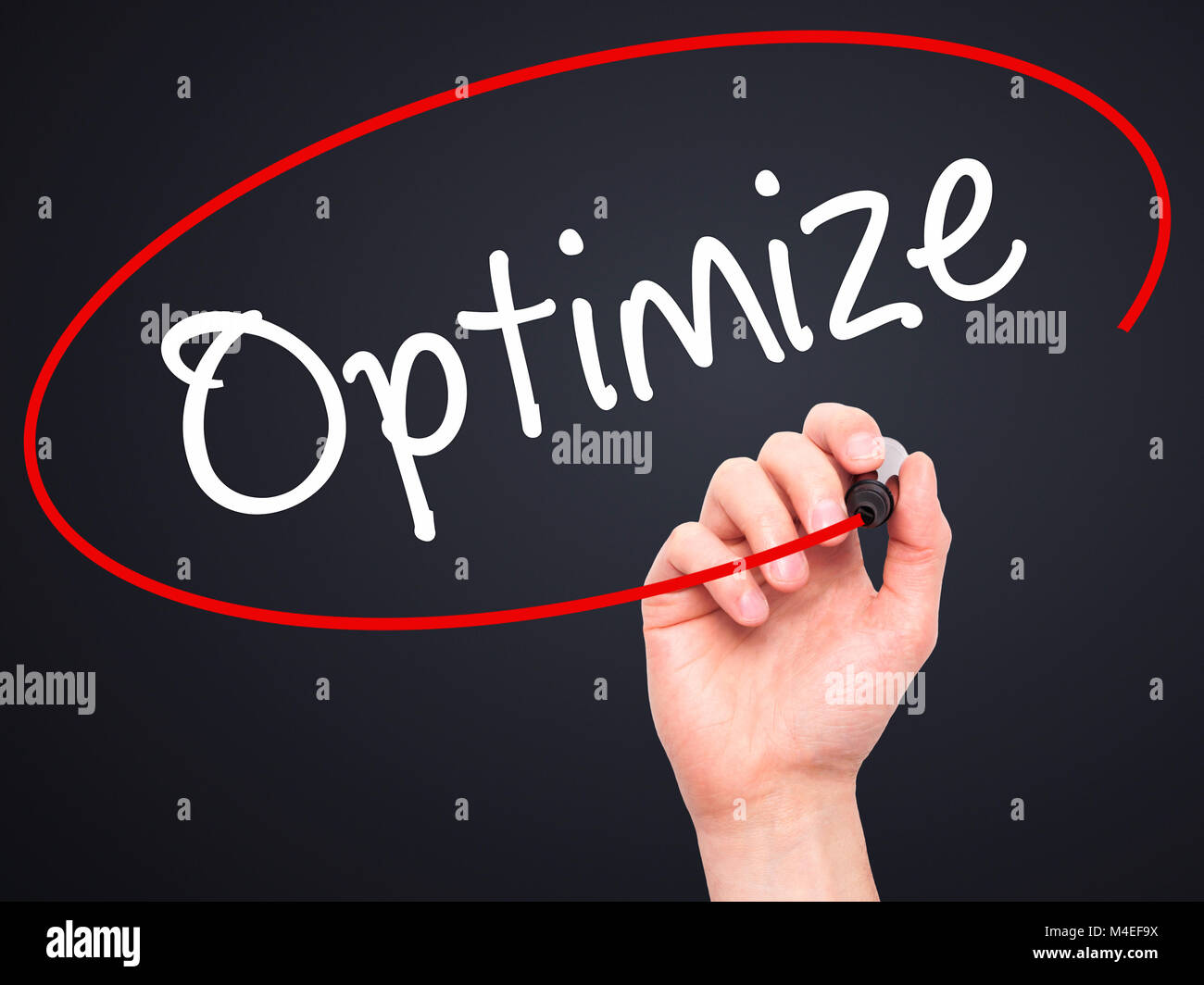 Mann Hand schreiben Optimieren mit schwarzem Marker auf visuelle Bildschirm Stockfoto