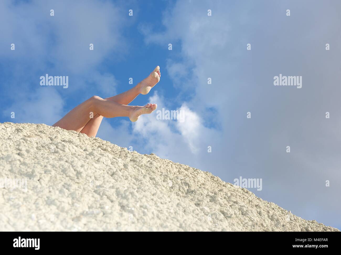 Low Angle View der Beine einer Frau auf einem Stein saß Stockfoto
