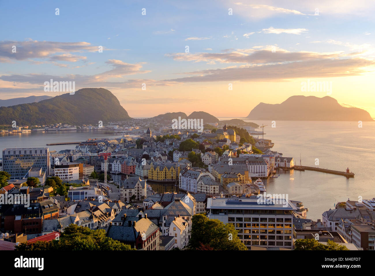 Stadtbild bei Sonnenuntergang, Alesund, Mehr Og Romsdal, Norwegen Stockfoto