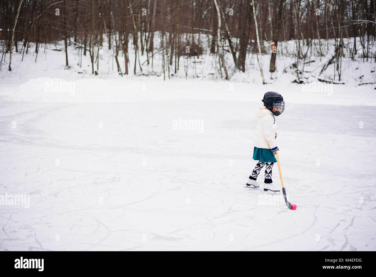 Mädchen spielen Eishockey Stockfoto