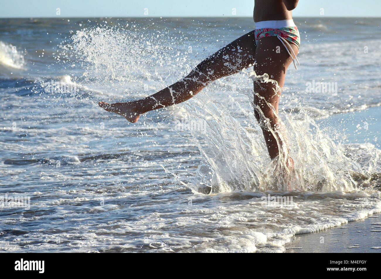 Junges Mädchen im Ozean das Treten der Wasser Stockfoto