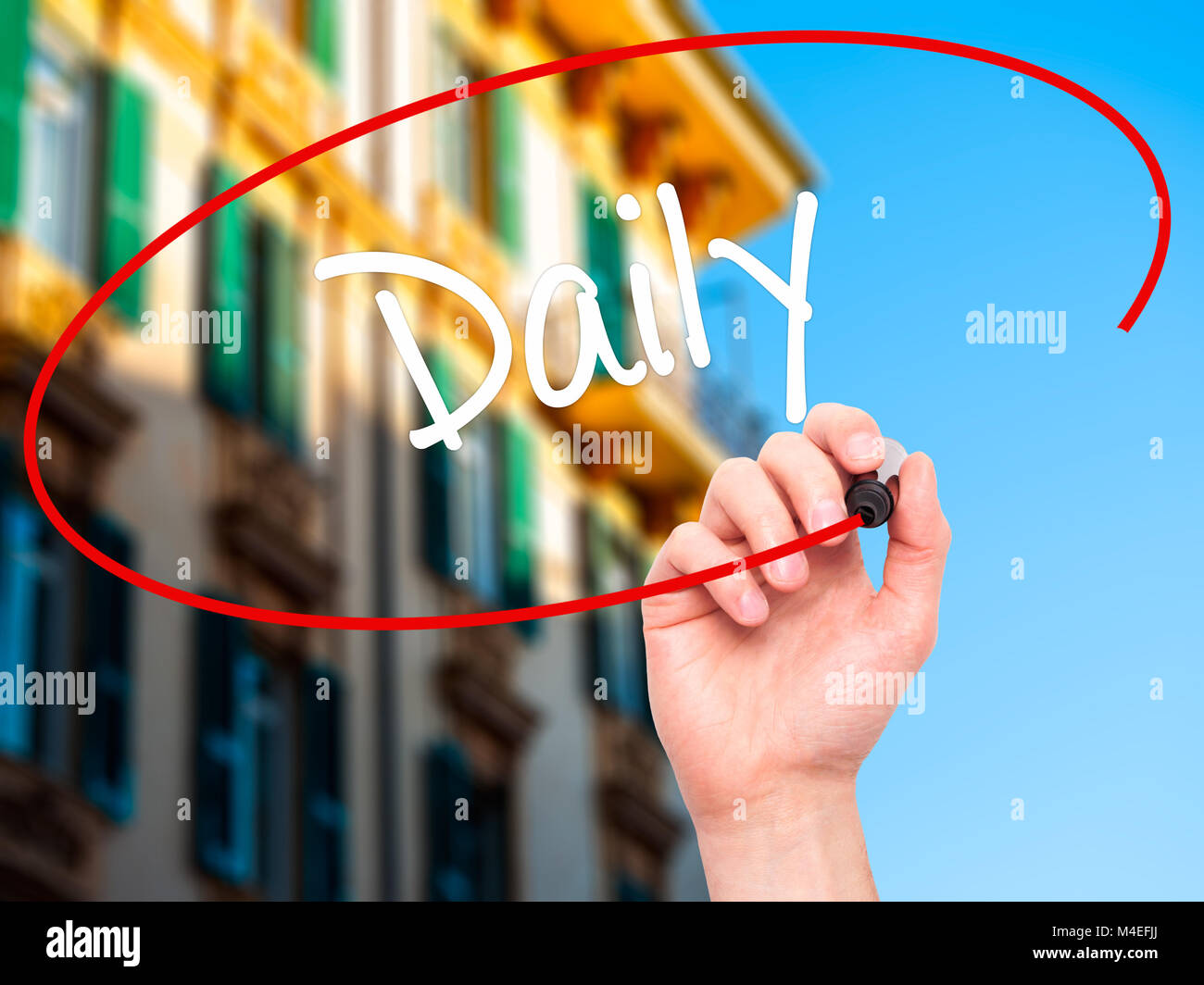 Mann Hand schreiben täglich mit schwarzem Marker auf visuelle Bildschirm Stockfoto