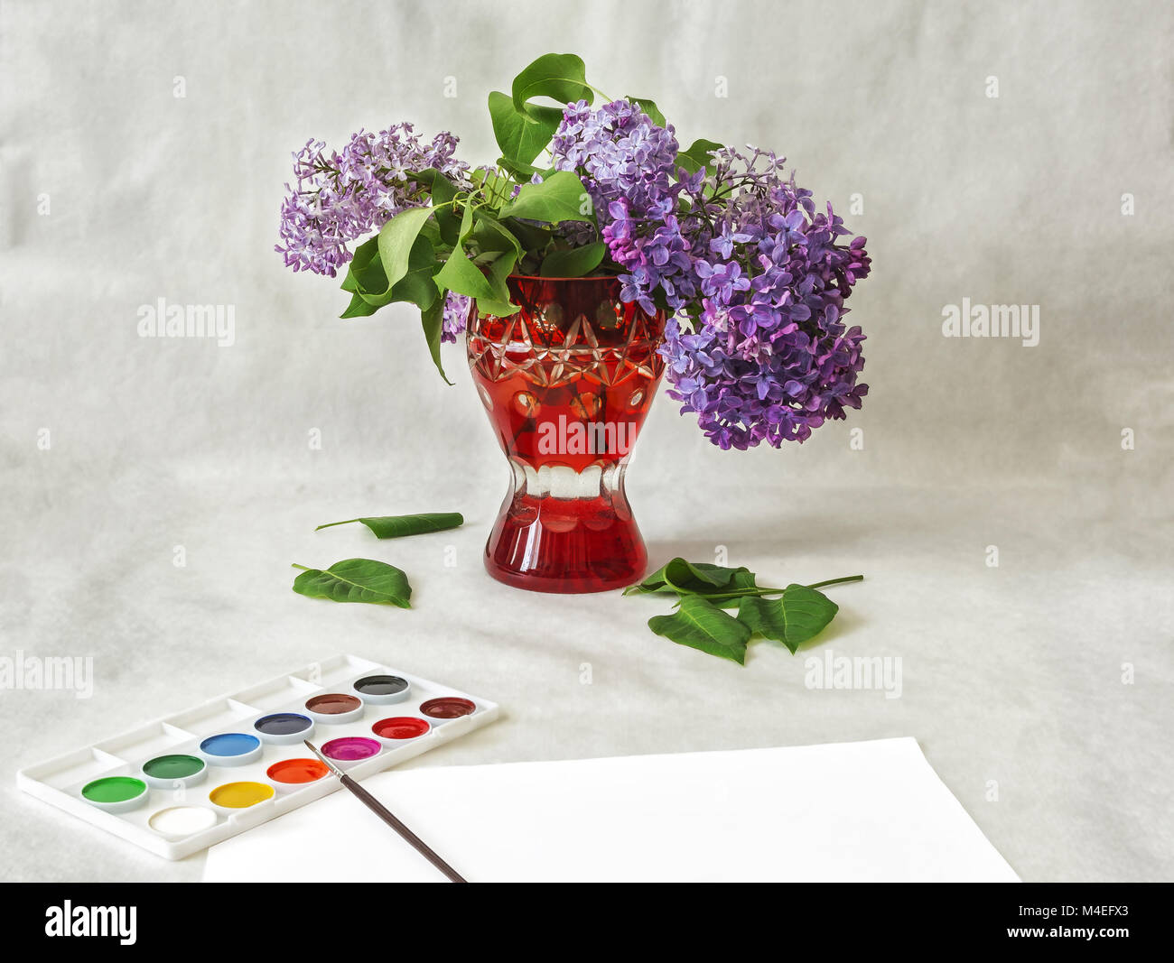 Red Vase mit lila Blumen und Aquarelle Stockfoto