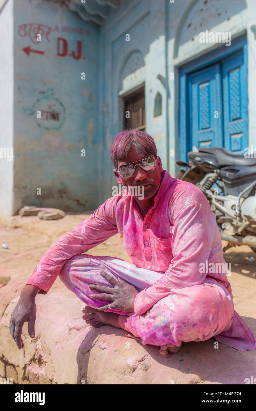 Barsana, Indien - 17. März 2016: Portrait eines nicht identifizierten Mann mit Gesicht mit Farben während des Holi Feier in Barsana, Uttar Pradesh, Indi verschmiert Stockfoto