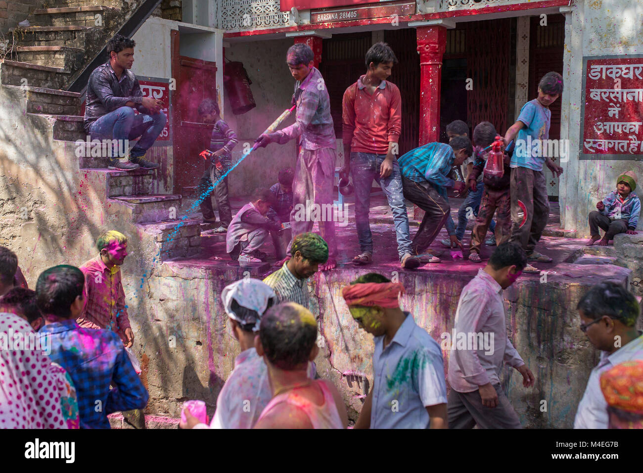 Barsana, Indien - 17. März 2016: hinduistische Gläubige feiern Lathmar Holi in Barsana Dorf, Uttar Pradesh, Indien. Stockfoto