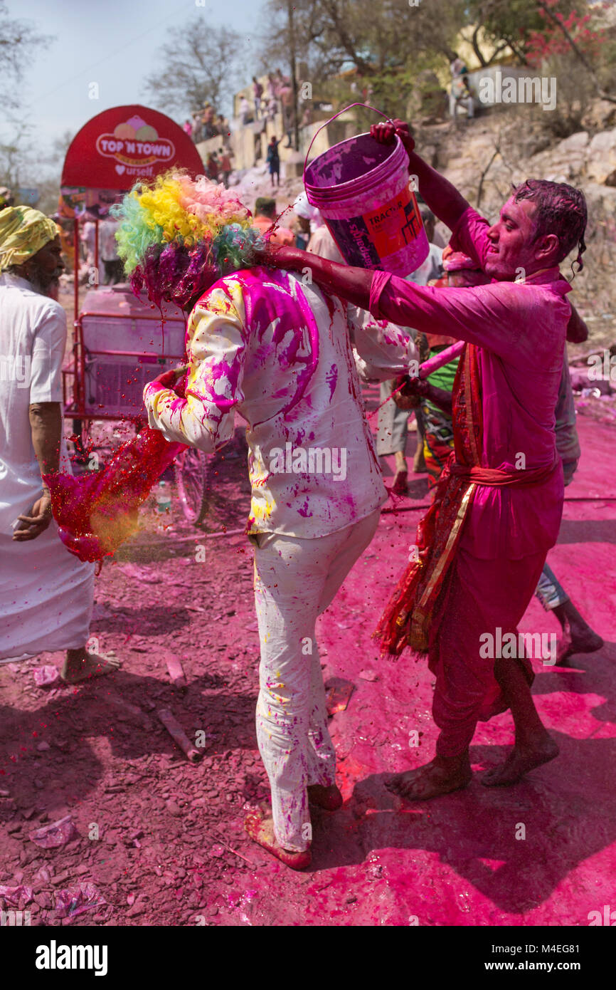 Barsana, Indien - 17. März 2016: hinduistische Gläubige feiern Lathmar Holi in Barsana Dorf, Uttar Pradesh, Indien. Stockfoto