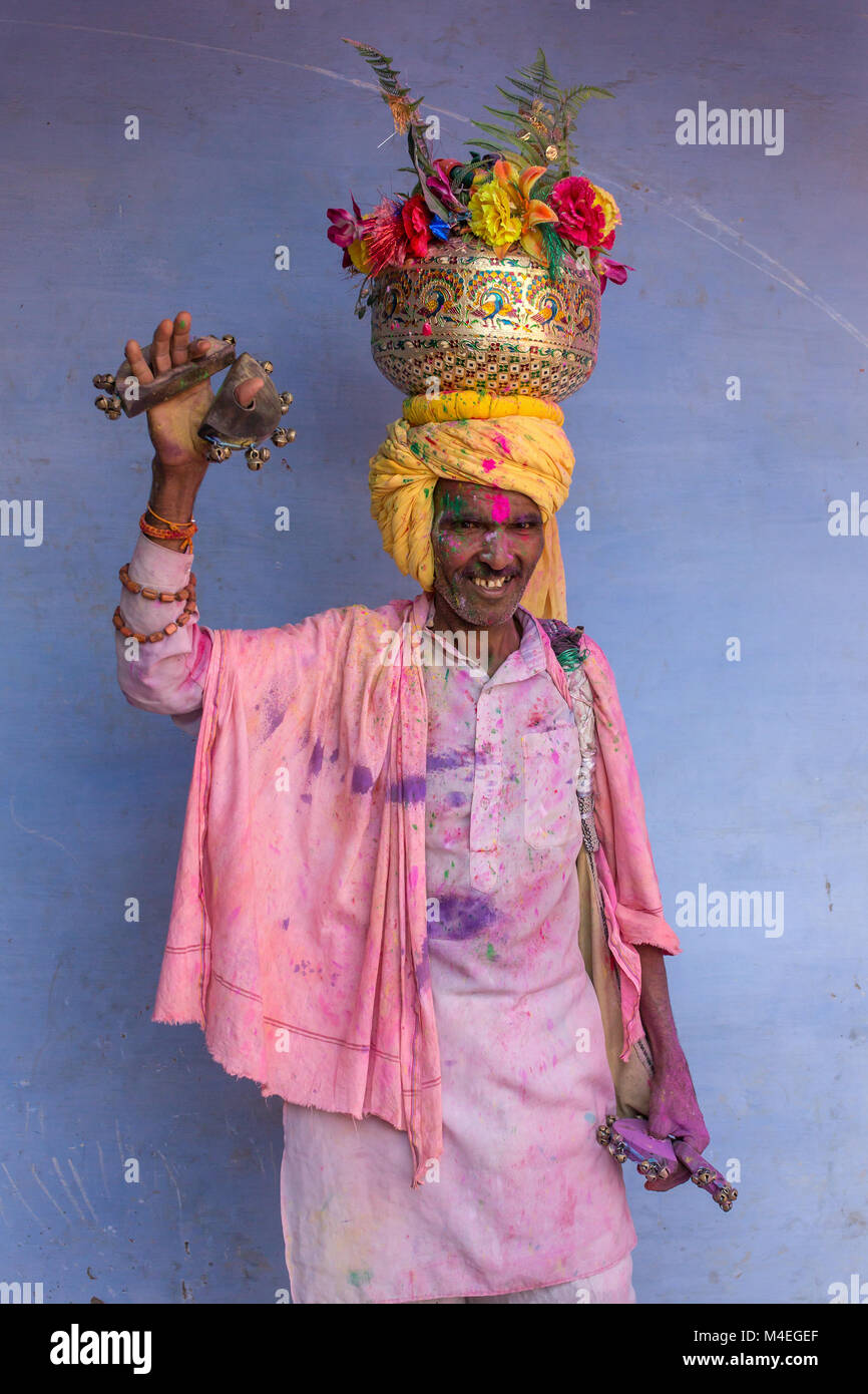 Nandgaon, Indien - 18. März 2016: Portrait eines nicht identifizierten Mann mit Gesicht mit Farben während des Holi Feier in Nandgaon, Uttar Pradesh verschmiert, In Stockfoto