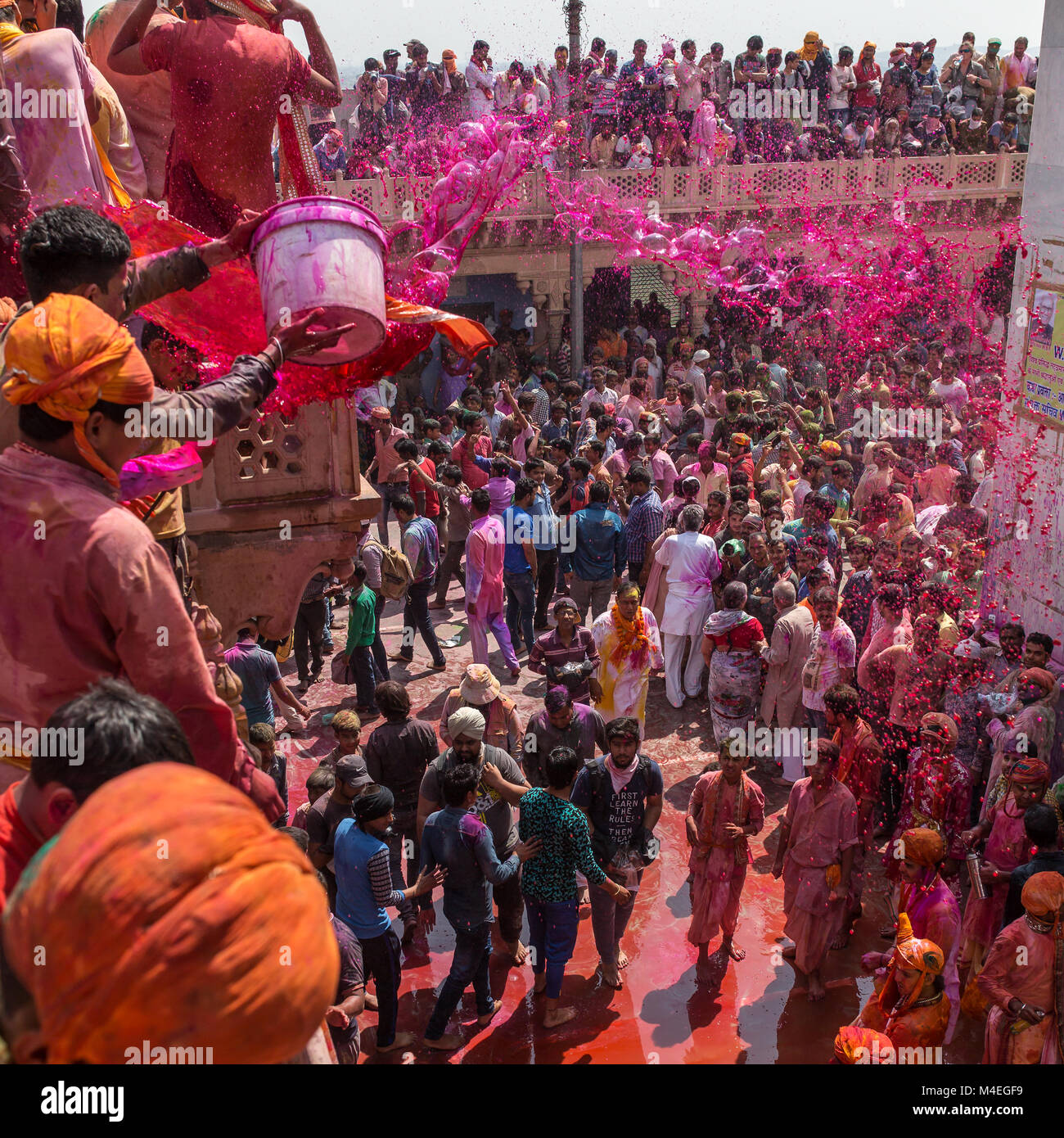 Nandgaon, Indien - 18. März 2016: Kinder feiern Holi in Nandgaon, Uttar Pradesh, Indien. Stockfoto