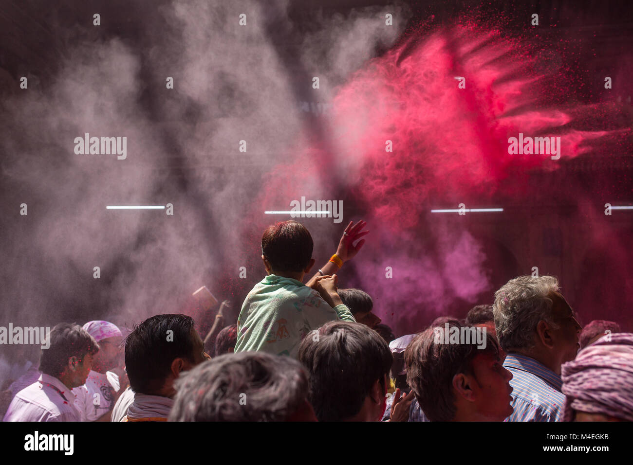 Vrindavan, Indien - 19. März 2016: unbekannter Mann verkaufen bunte pulverisierte Farbstoffe für Holi Festival in Indien Holi Feier in der hinduistischen Banke Bi Stockfoto