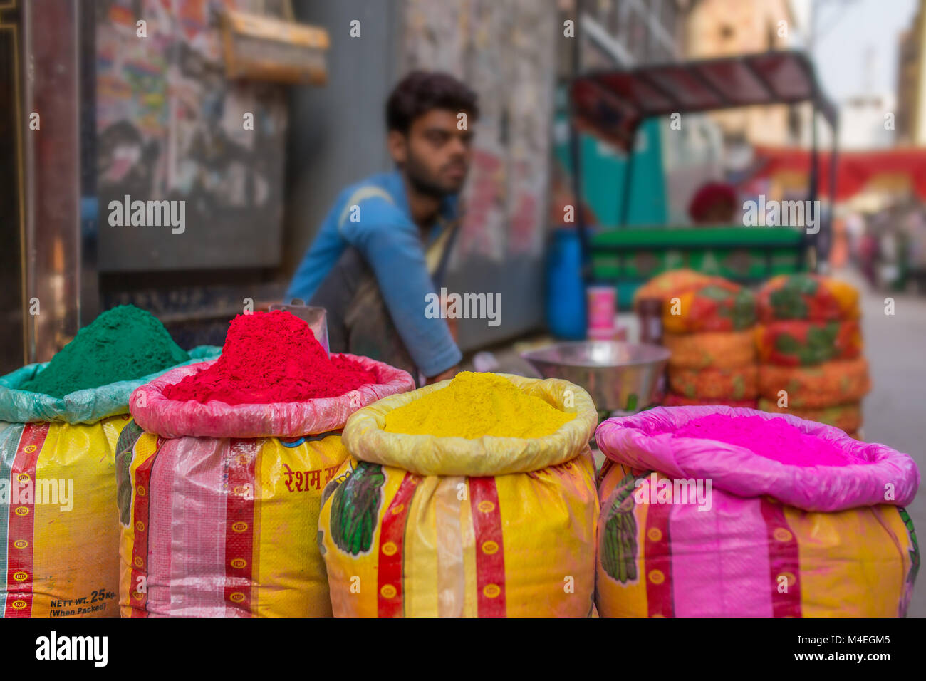 Vrindavan, Indien - 19. März 2016: unbekannter Mann verkaufen bunte pulverisierte Farbstoffe für Holi Festival in Indien verwendet Stockfoto
