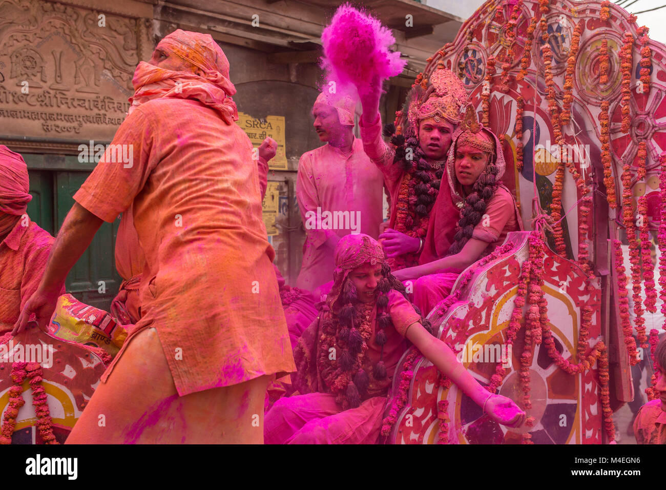 Vrindavan, Indien - 19. März 2016: Bunte Holi Prozession auf den Straßen von Vrindavan, Uttar Pradesh, Indien. Stockfoto