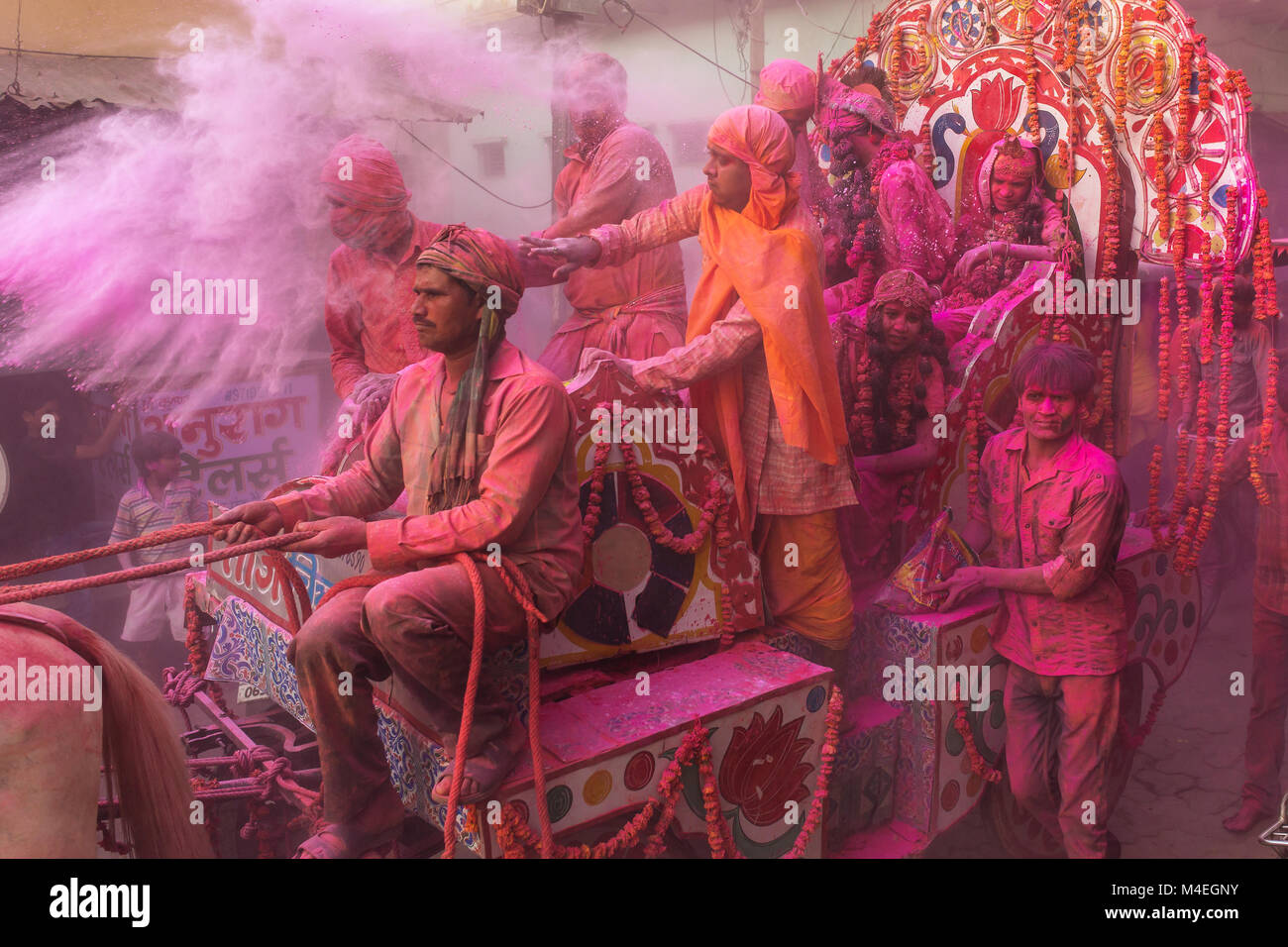 Vrindavan, Indien - 19. März 2016: Bunte Holi Prozession auf den Straßen von Vrindavan, Uttar Pradesh, Indien. Stockfoto