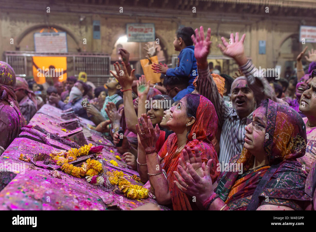 Vrindavan, Indien - März 20, 2016: Holi Feier in der hinduistischen Banke Bihare Tempel in Vrindavan, Uttar Pradesh, Indien. Stockfoto