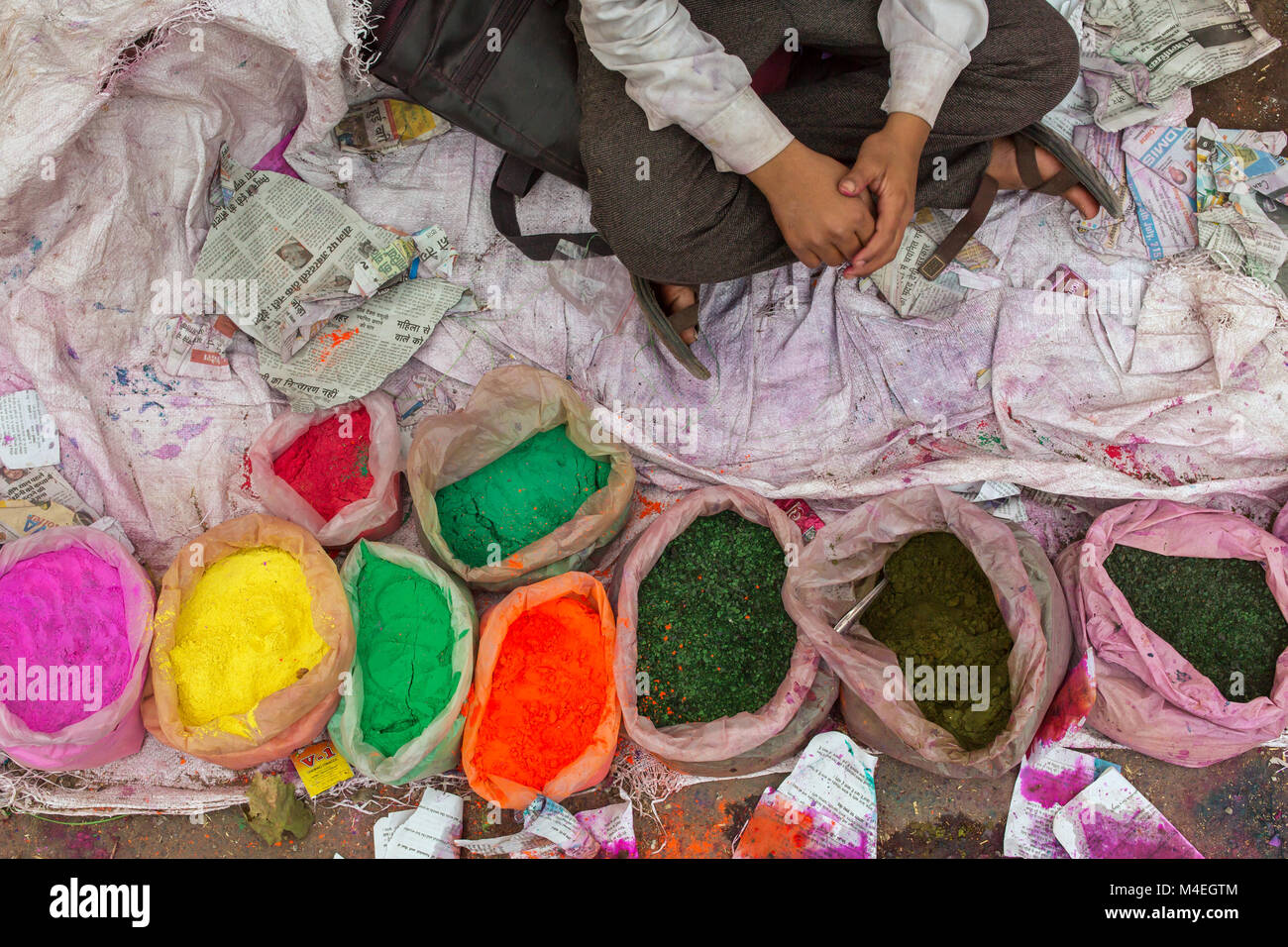 Vrindavan, Indien - 21. März 2016: unbekannter Mann verkaufen bunte pulverisierte Farbstoffe für Holi Festival in Indien verwendet Stockfoto