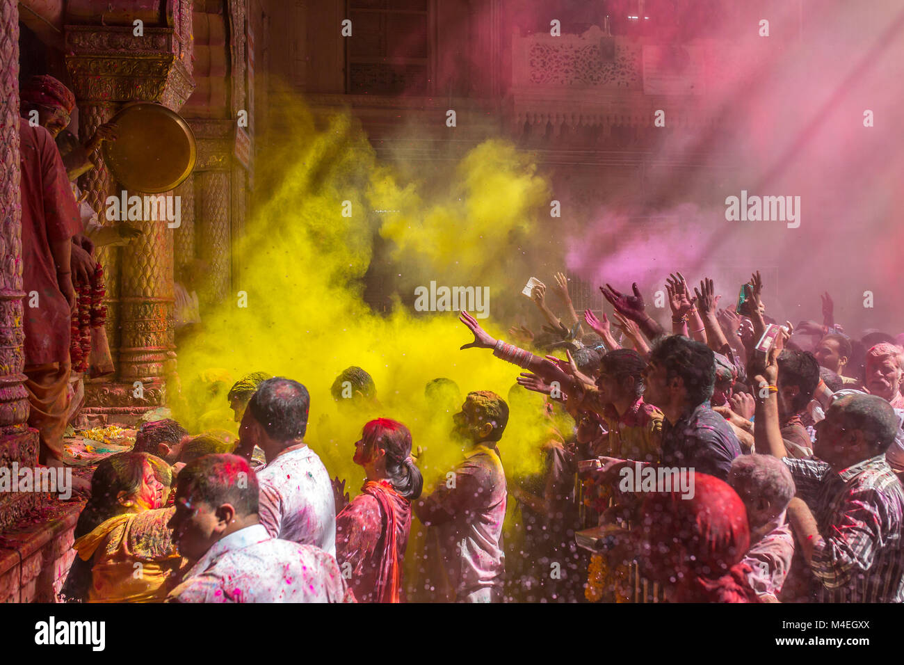 Vrindavan, Indien - 22. März 2016: Holi Feier in der hinduistischen Banke Bihare Tempel in Vrindavan, Uttar Pradesh, Indien. Stockfoto