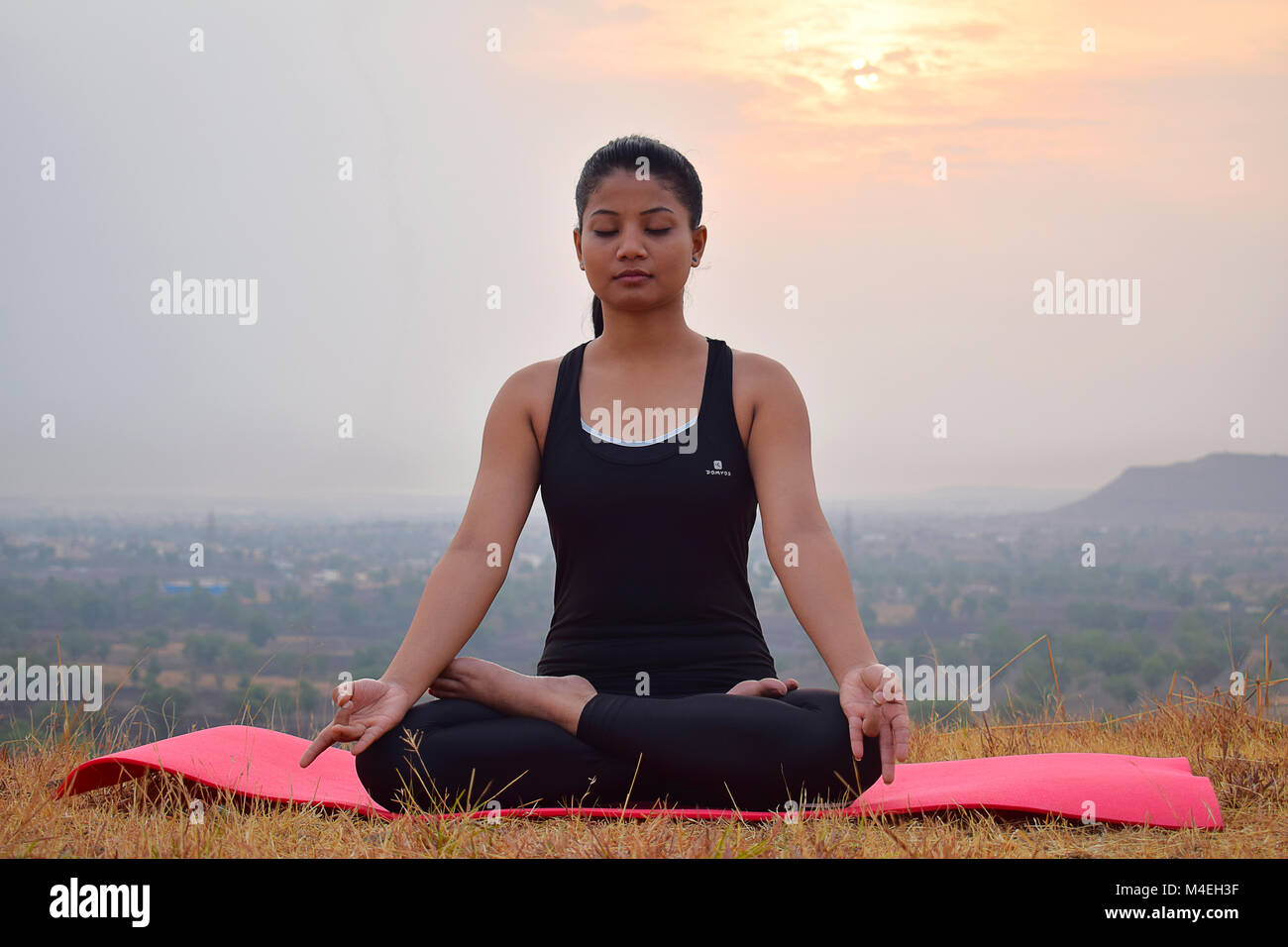 Junge indische Mädchen Yoga. Lotussitz (Padmasana) Ideal für Meditation und Pranayama, Pune, Maharashtra. Stockfoto