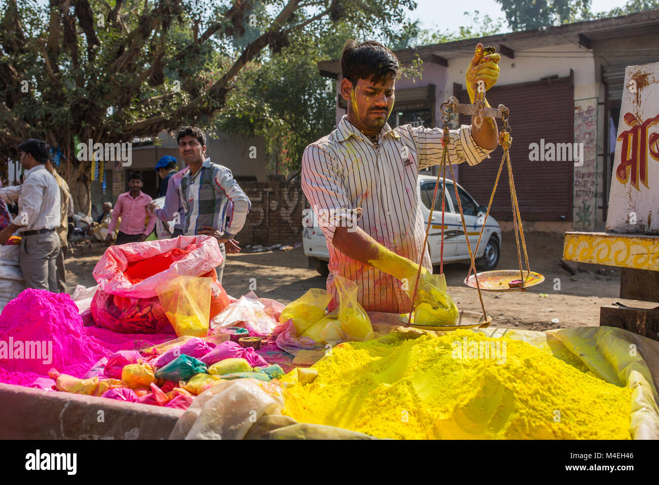 Barsana, Indien - 17. März 2016: unbekannter Mann verkaufen bunte pulverisierte Farbstoffe für Holi Festival in Indien verwendet Stockfoto