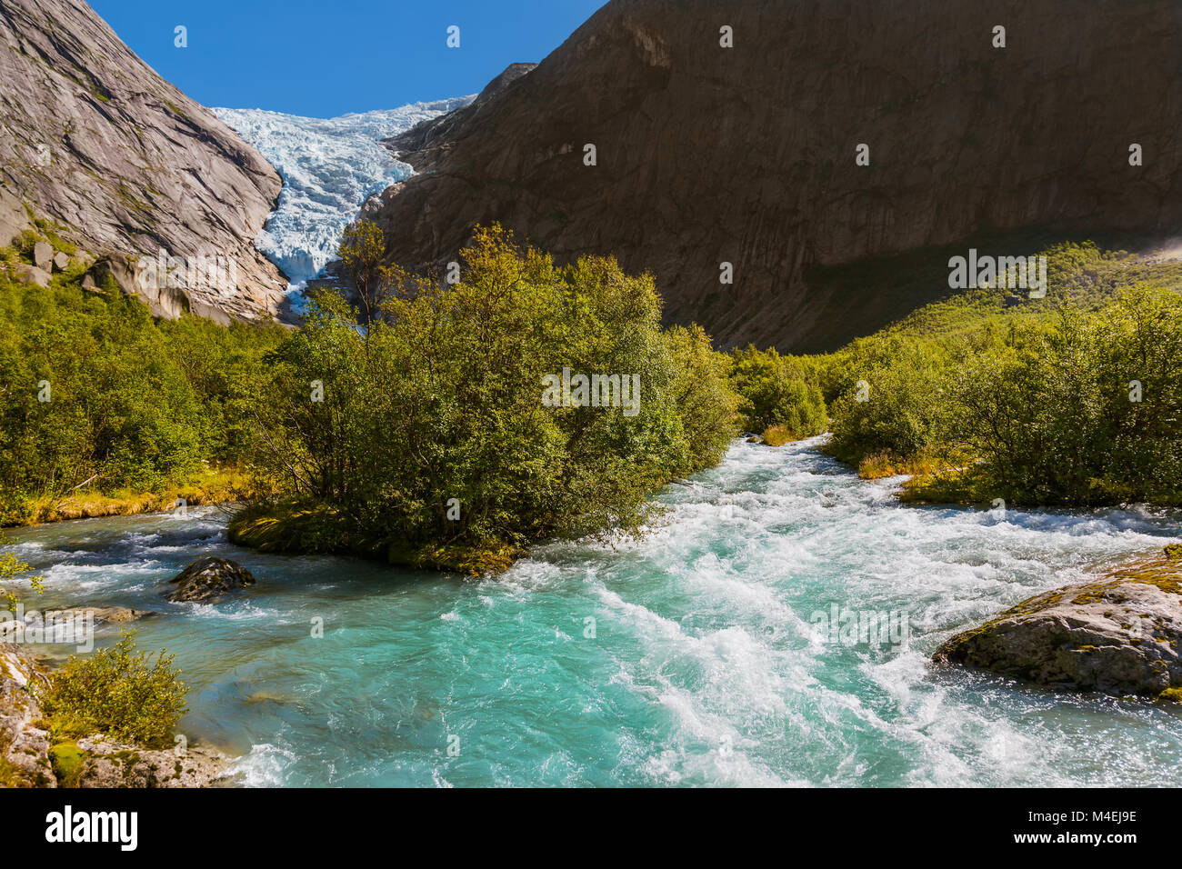 Wasserfall in der Nähe von Briksdal Gletscher - Norwegen Stockfoto