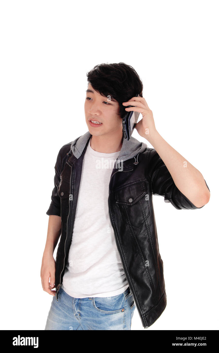 Asiatischen Teenager sprechen auf sein Handy. Stockfoto