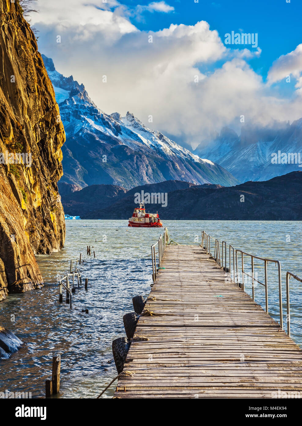 Boot für Touristen schwimmen mit hölzernen Pier Stockfoto