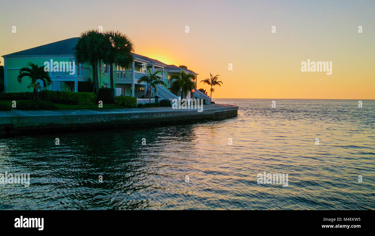 Sonnenaufgang über Tampa Bay in Saint Petersburg, Florida. Stockfoto