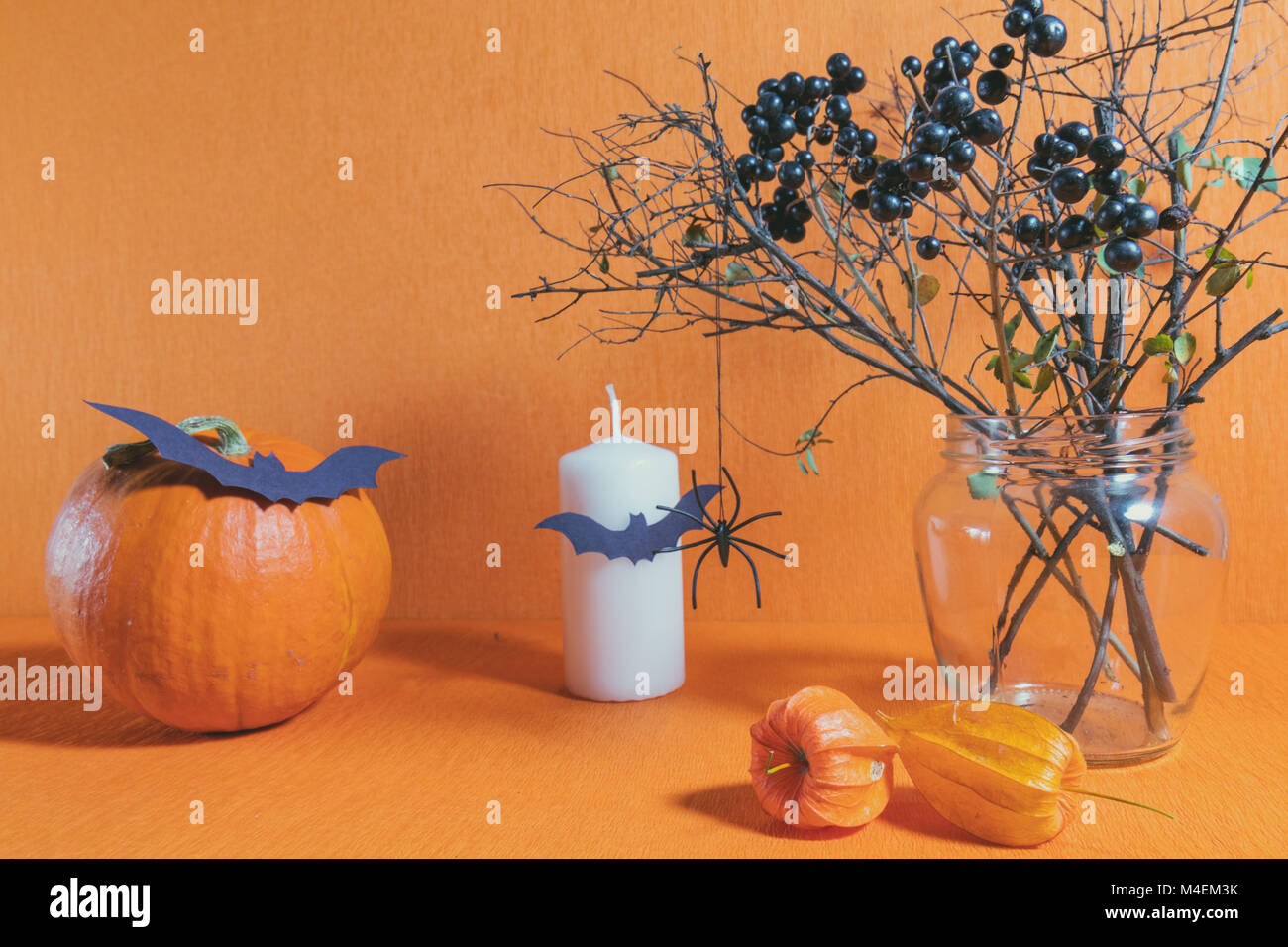 Halloween home Dekorationen auf orangefarbenem Hintergrund Stockfoto