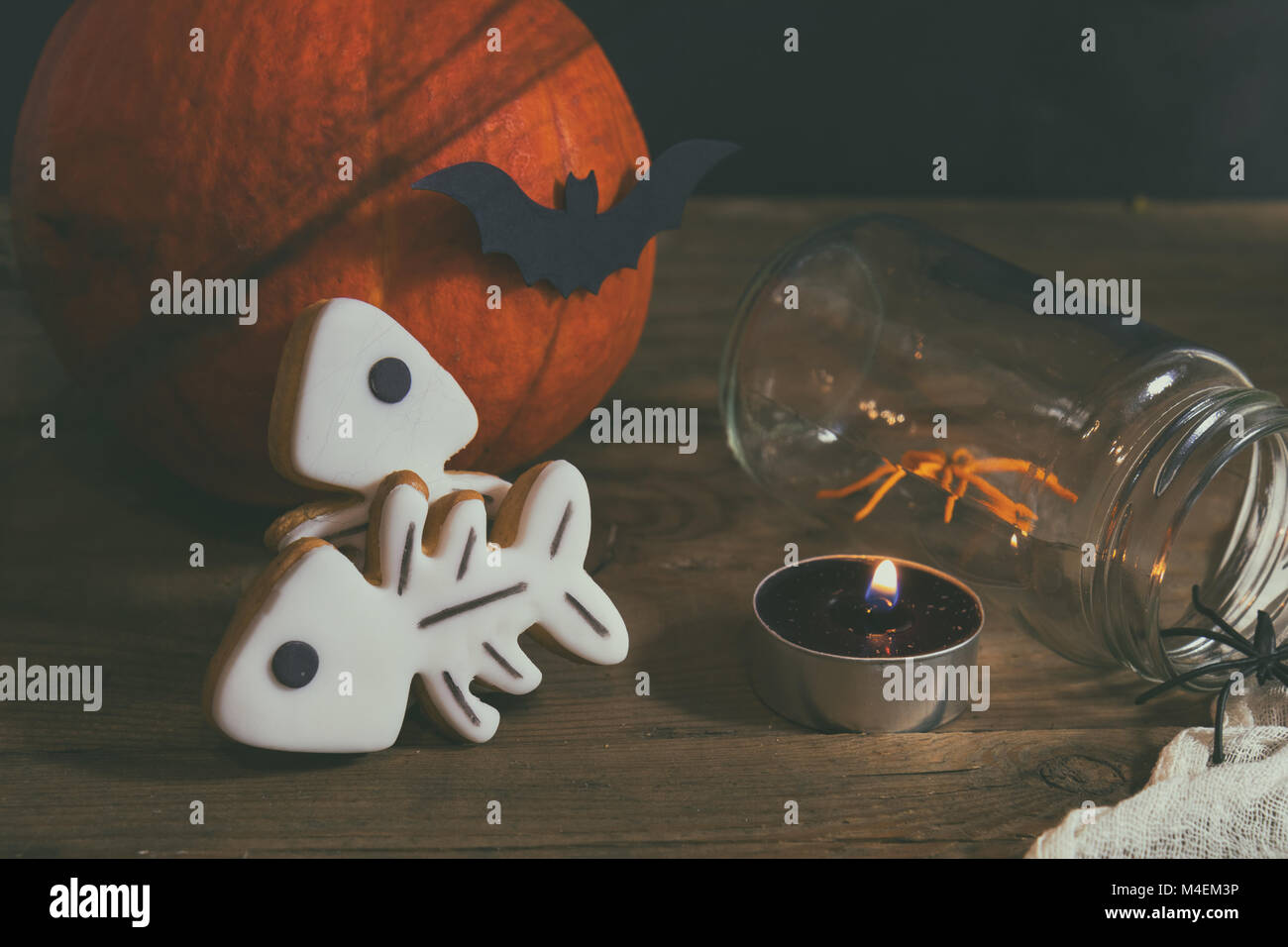 Halloween home Dekorationen auf dunklem Hintergrund Stockfoto