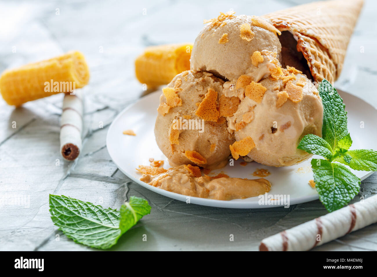 Hausgemachte Karamell-Eis mit Waffel Crumb. Stockfoto