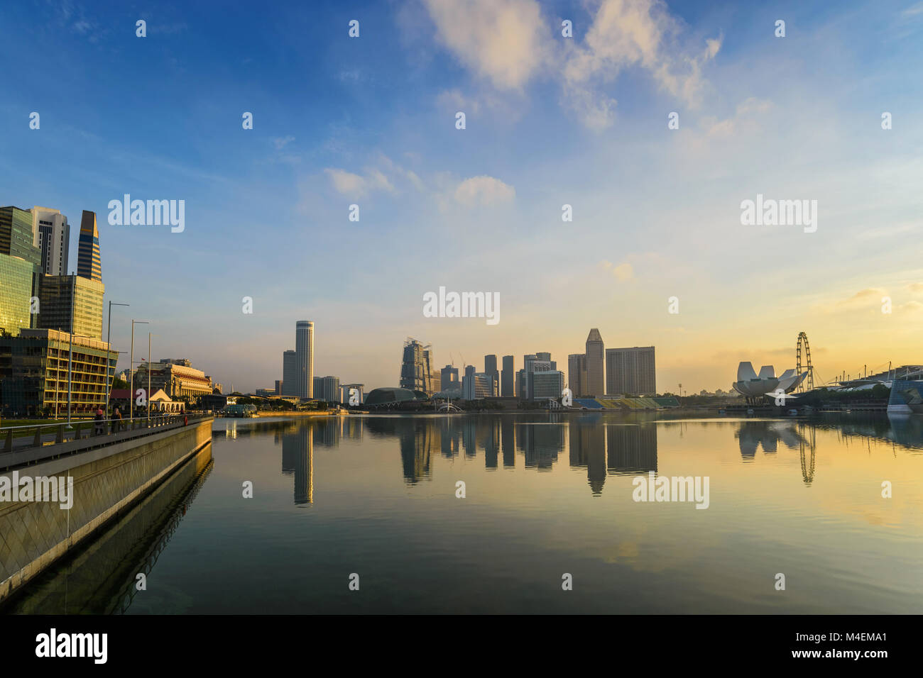 Skyline von Singapur bei Sonnenaufgang, Marina Bay, Singapur Stockfoto
