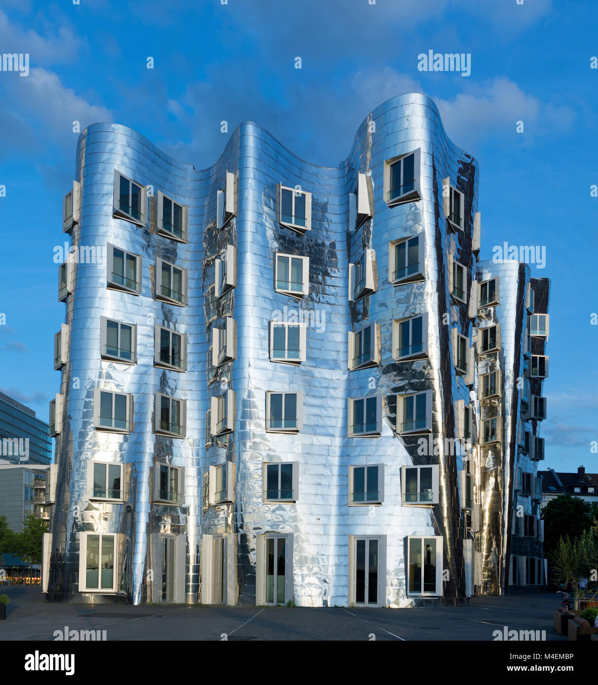 Geschwungene Gebäude in Chrom bei Media Hafen Düsseldorf Stockfoto